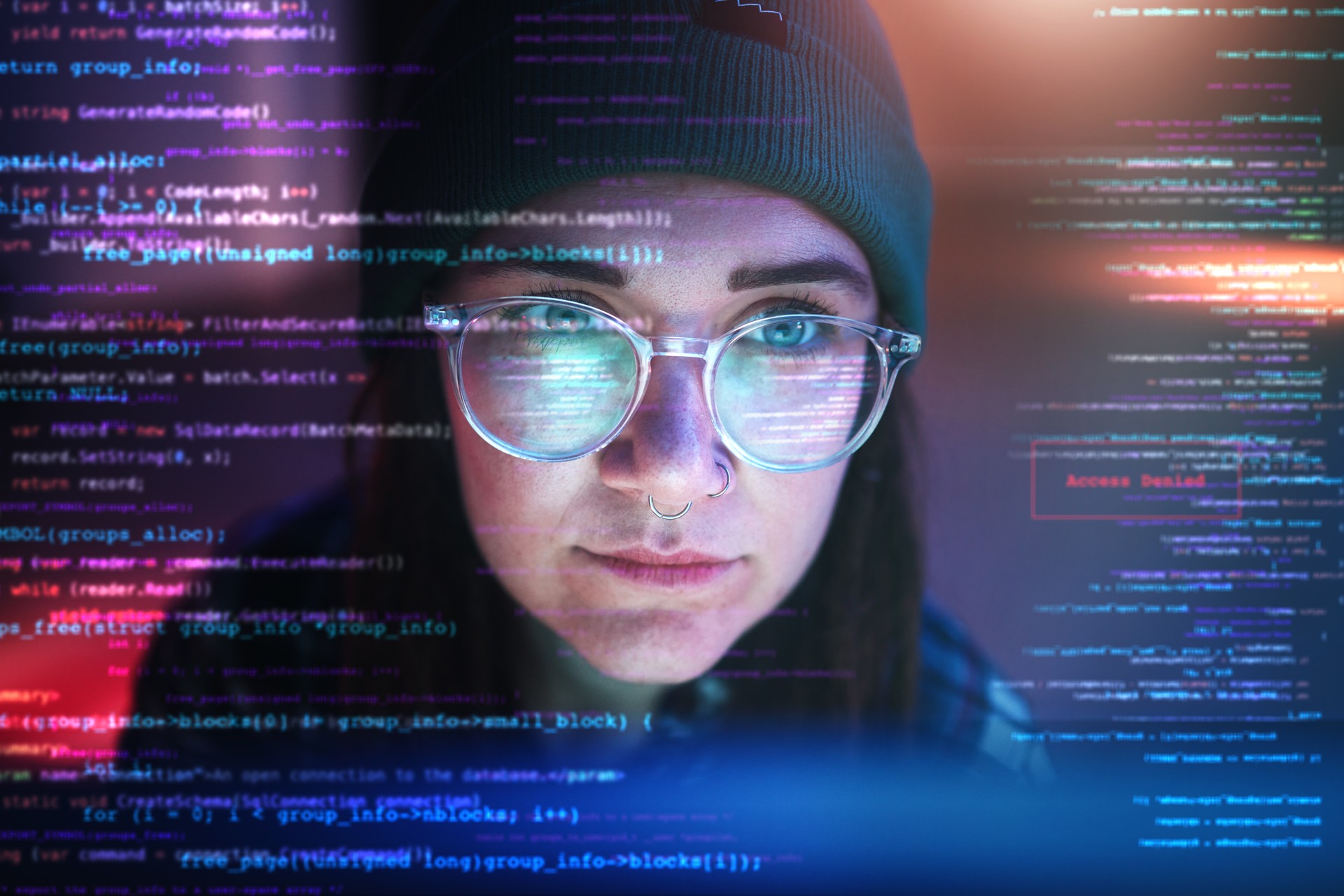 Dupla exposição, código ou mulher hacker em sala escura à noite para codificação, phishing ou cibersegurança. Banco de dados, programador ou garota hacking online em transformação digital em site de computação em nuvem ai